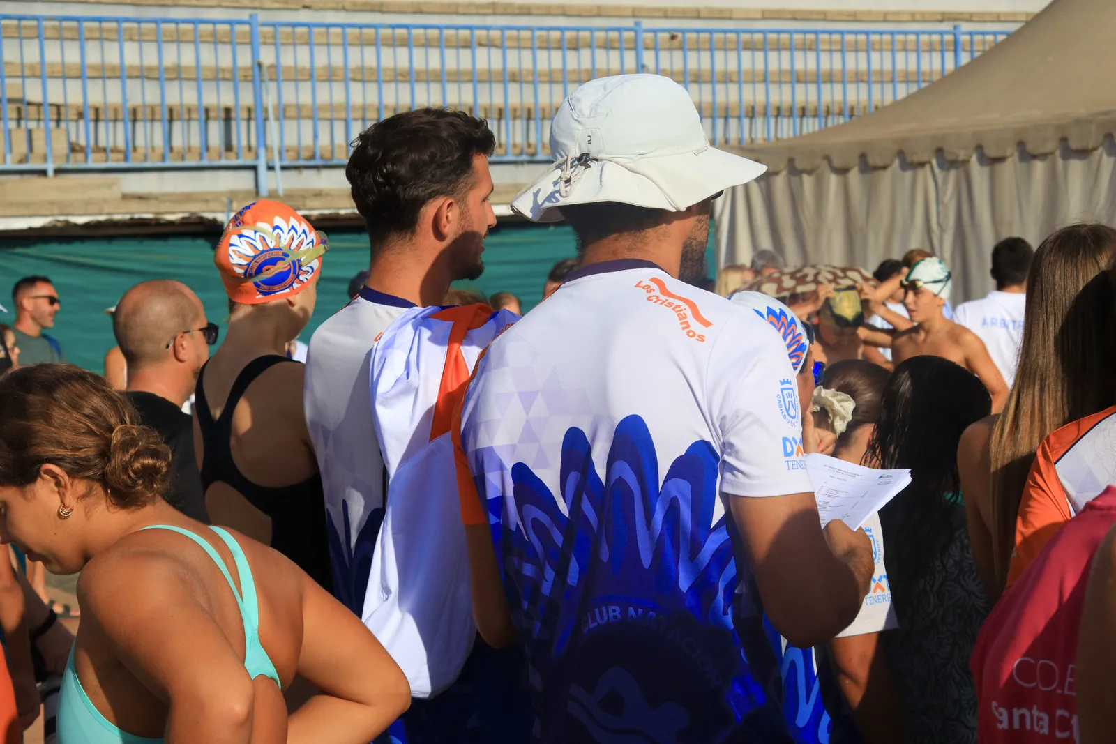 Entrenadores y nadadores del club en una competición